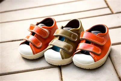 ¿Cuál es el grosor del cuero de los zapatos de los niños?